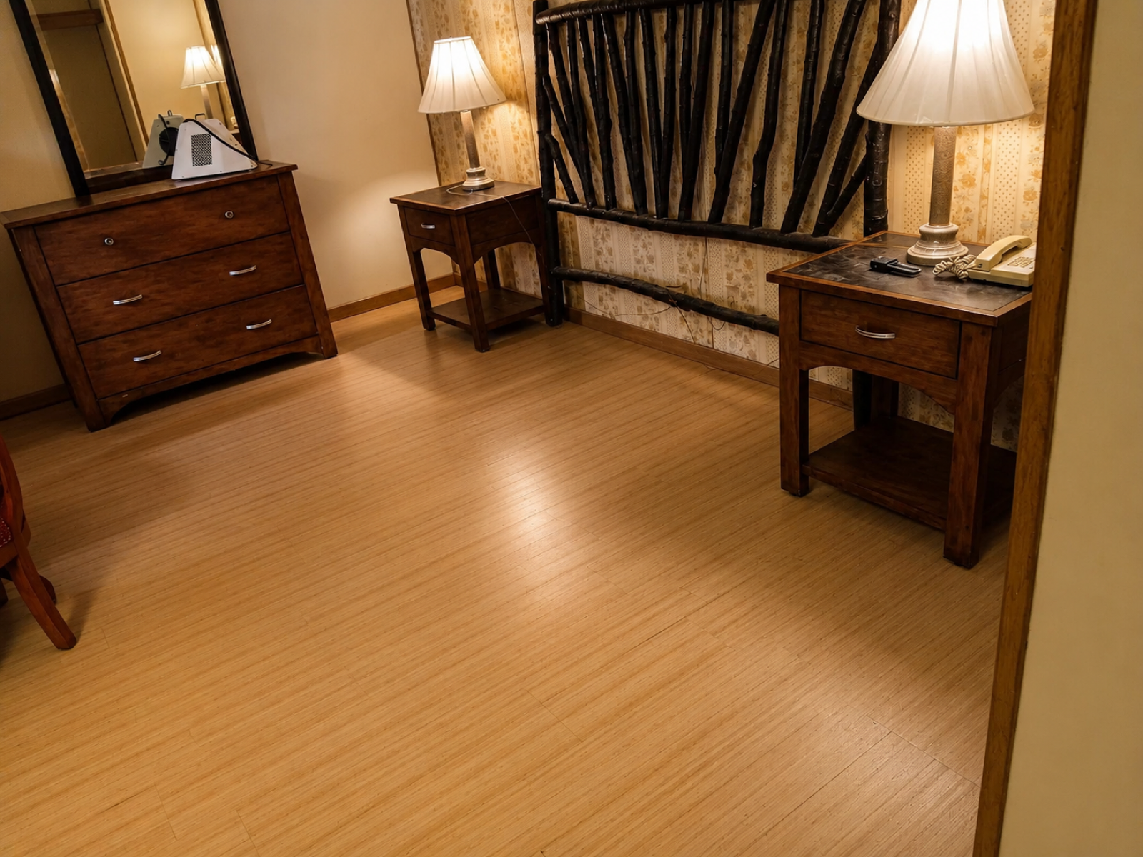 Studio Lodge of Athens wood floor room