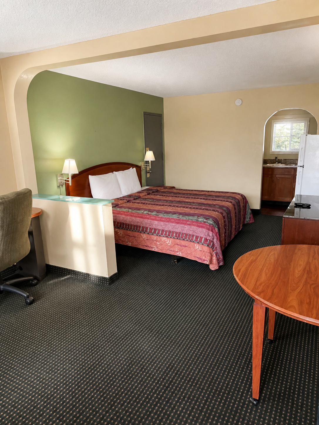 Budgetel Columbus double room with desk and kitchenette