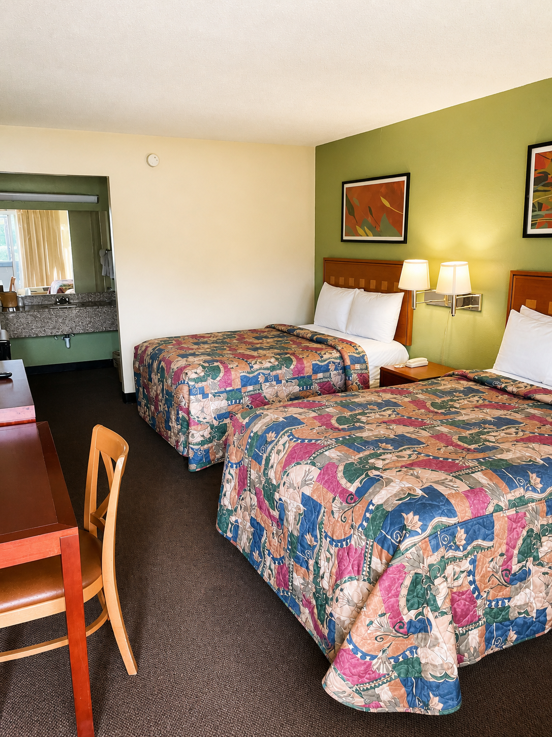 Budgetel Columbus double room with green accent wall