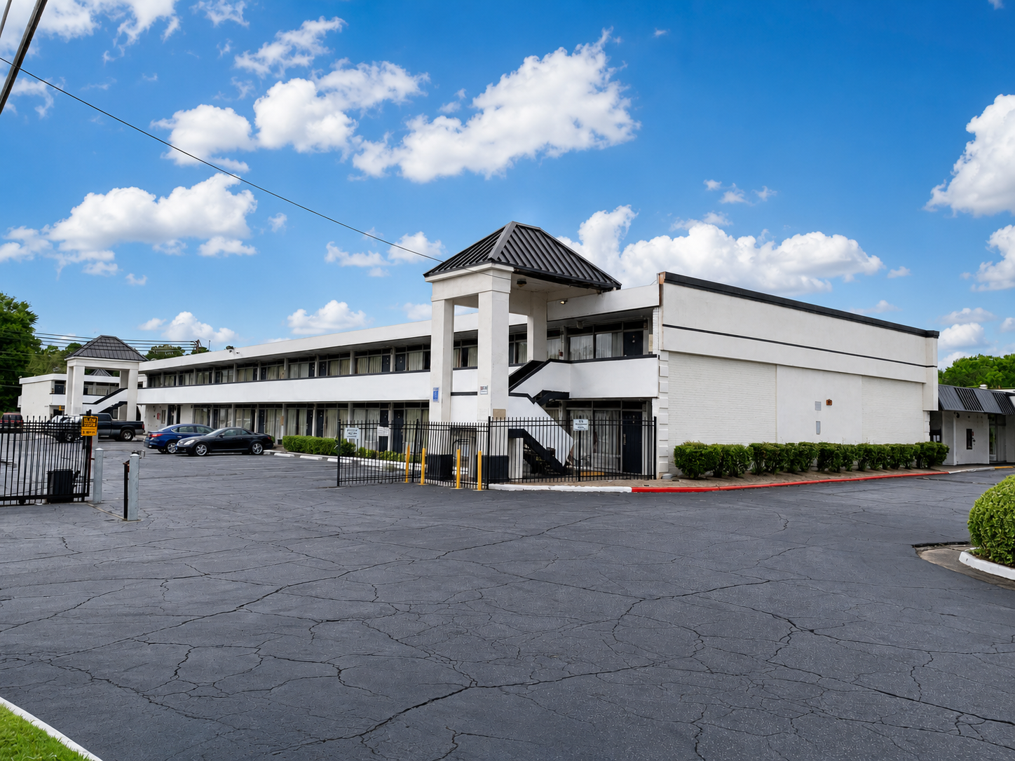 Budgetel Inn and Suites Columbus exterior courtyard