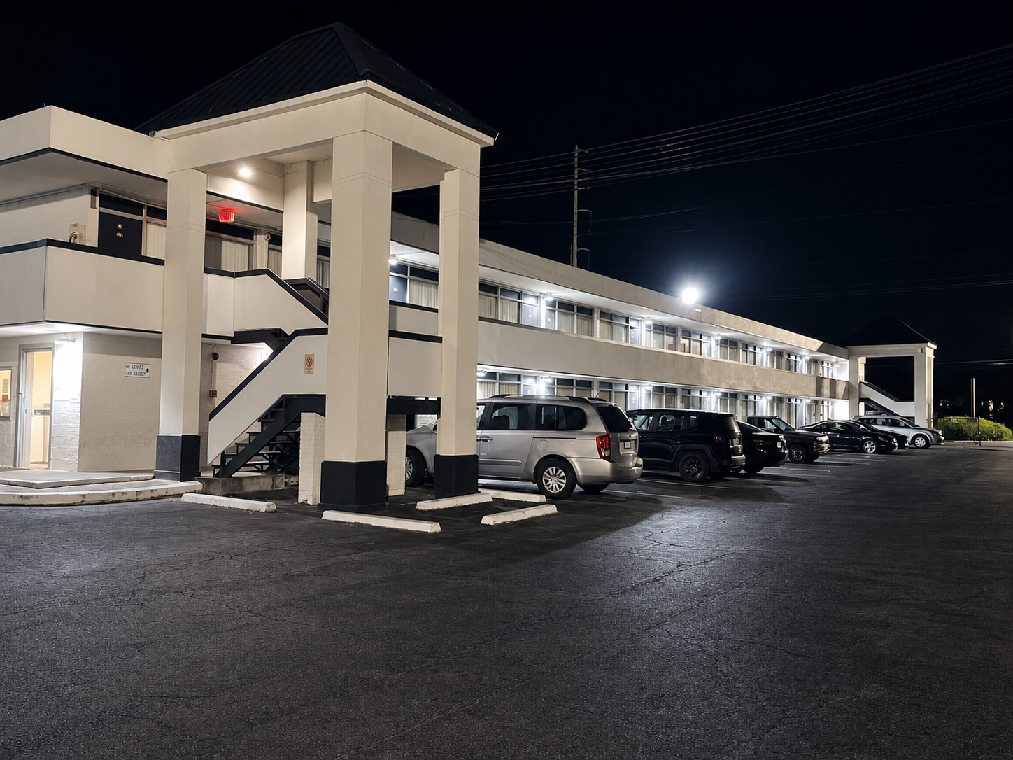 Budgetel Columbus exterior entrance at night