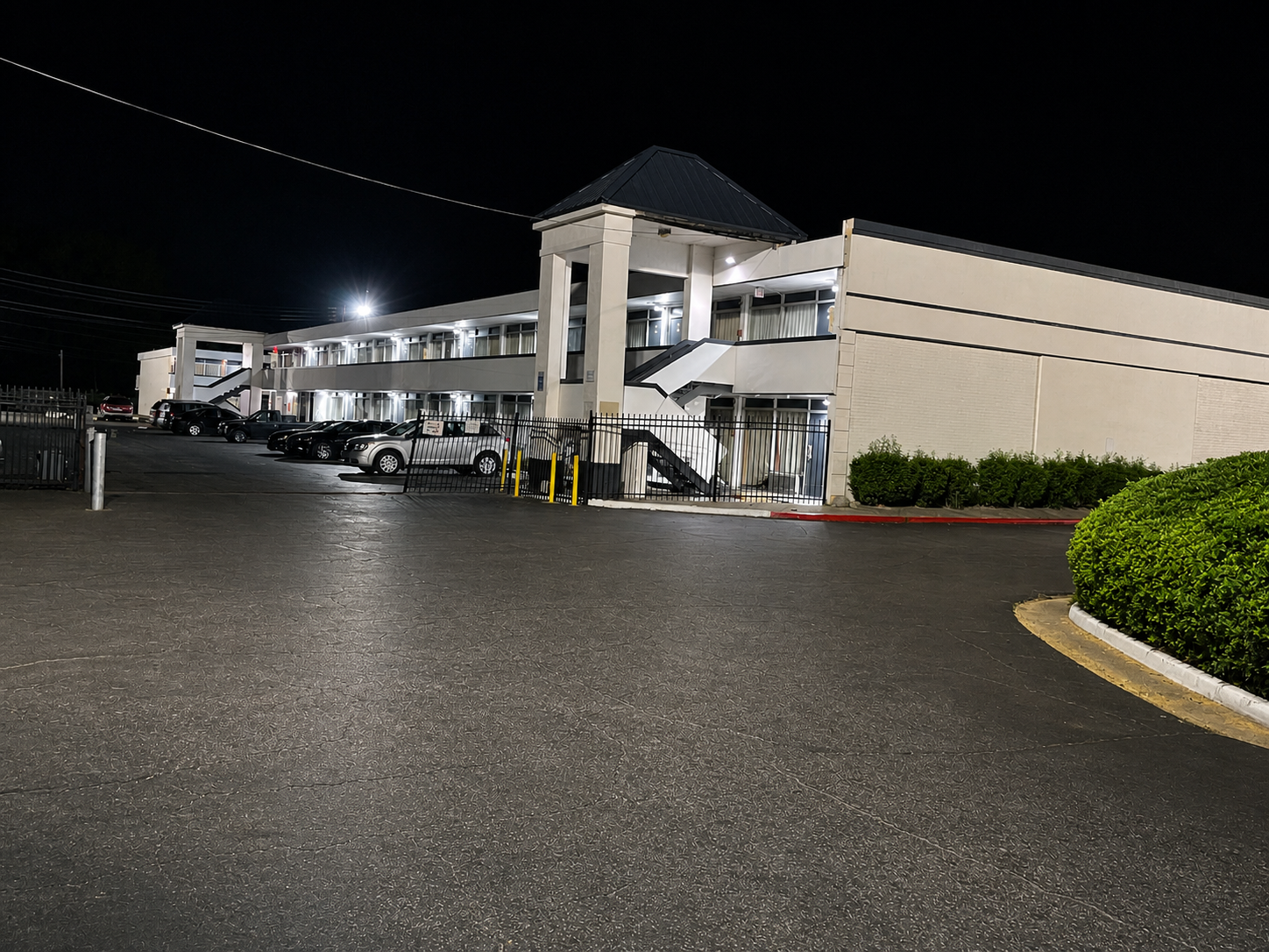 Budgetel Columbus exterior at night