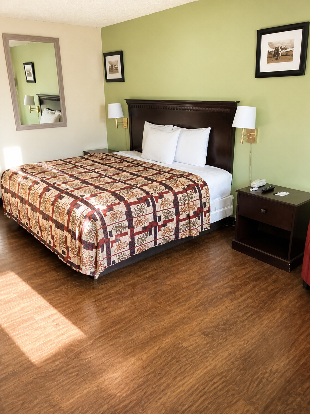 Budgetel Columbus king room with green accent wall