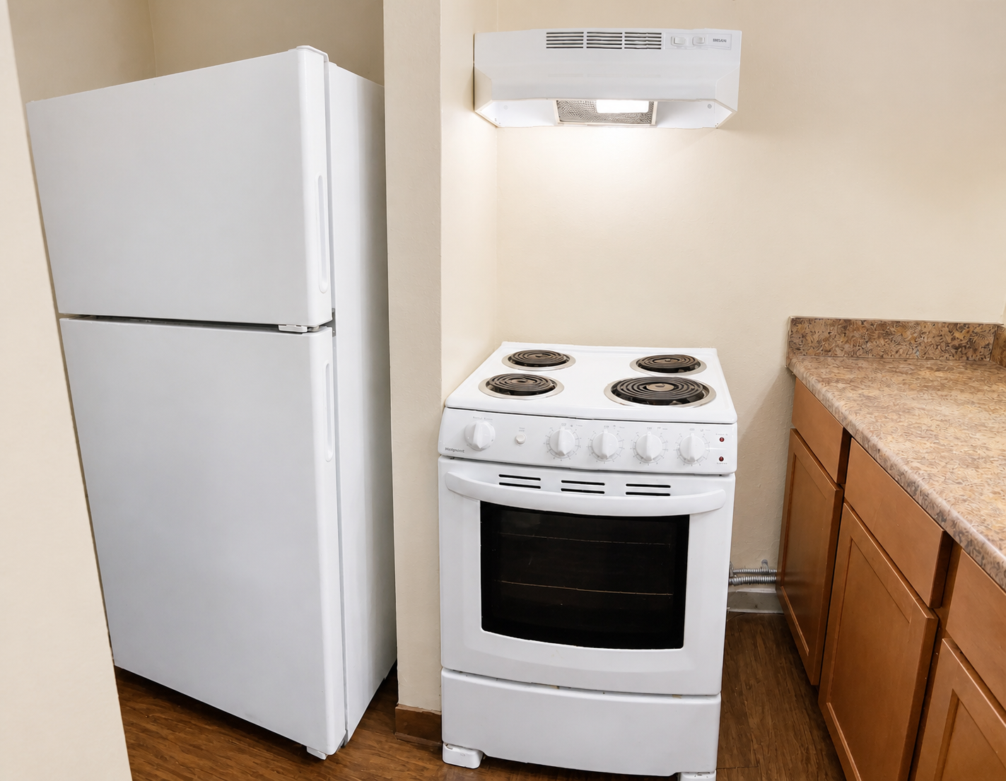 Budgetel Columbus guest room kitchen with refrigerator and stove