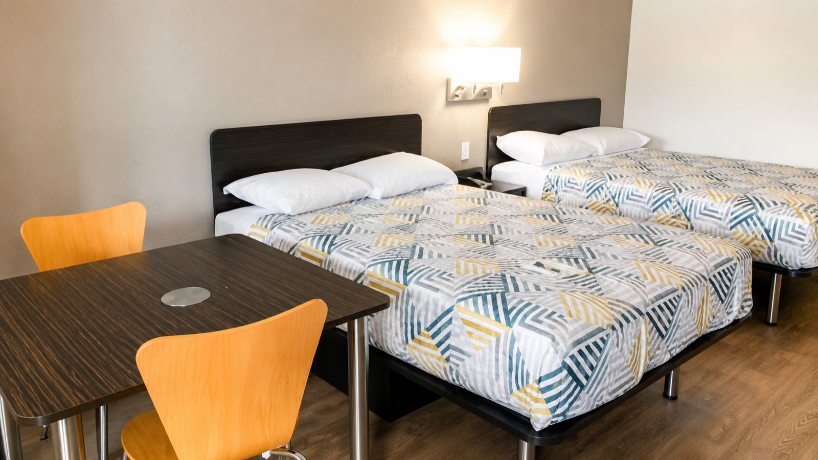 Studio Lodge of Columbus double room with table