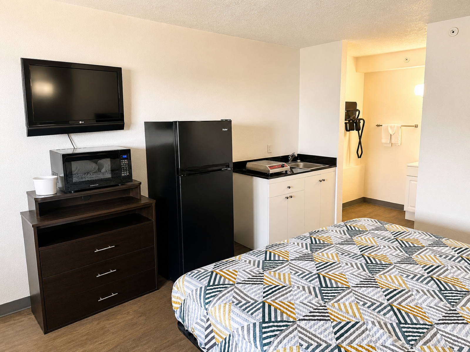 Studio Lodge of Columbus room with kitchenette