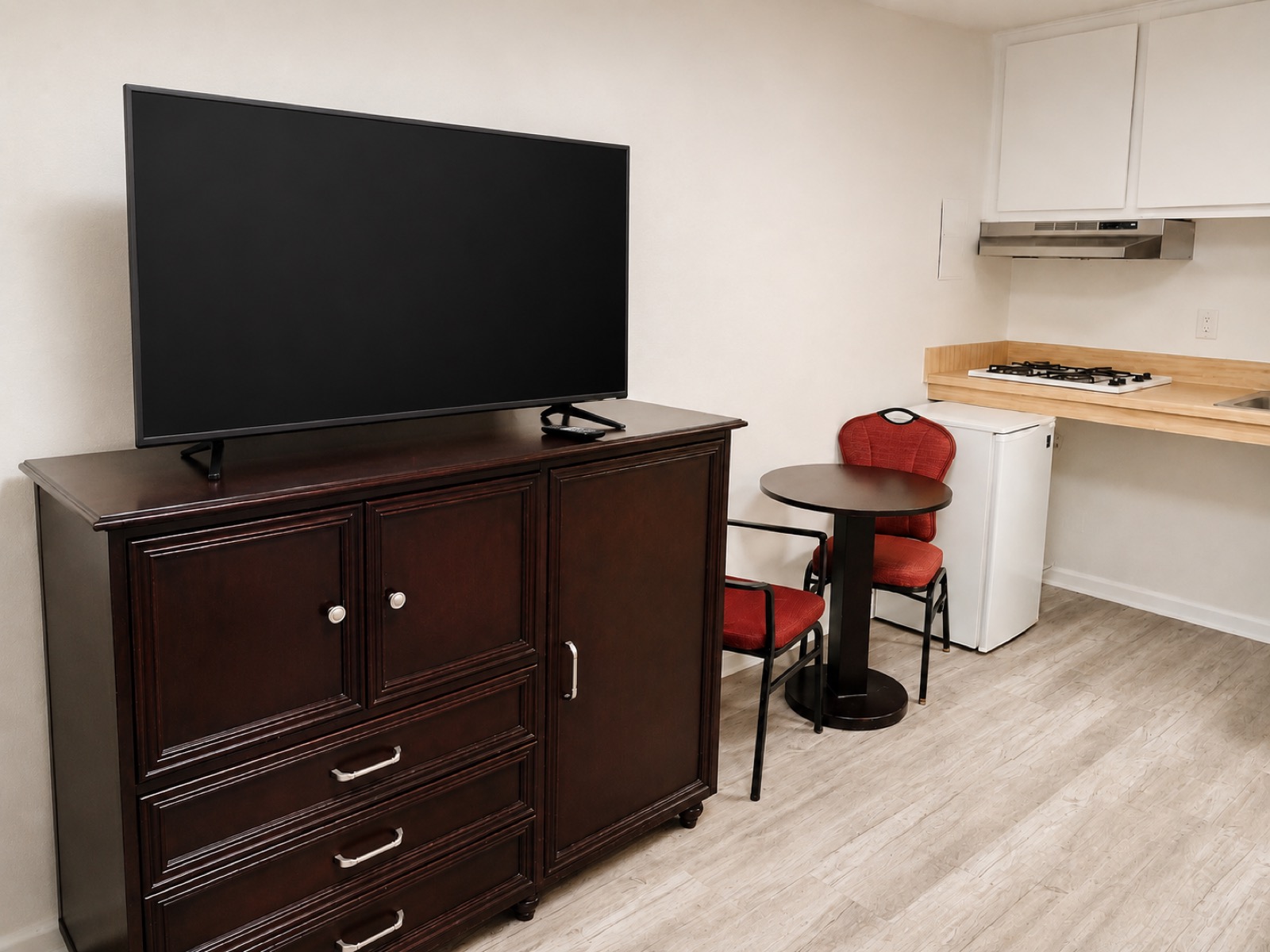 Stay Lodge of Dalton room with television and kitchenette