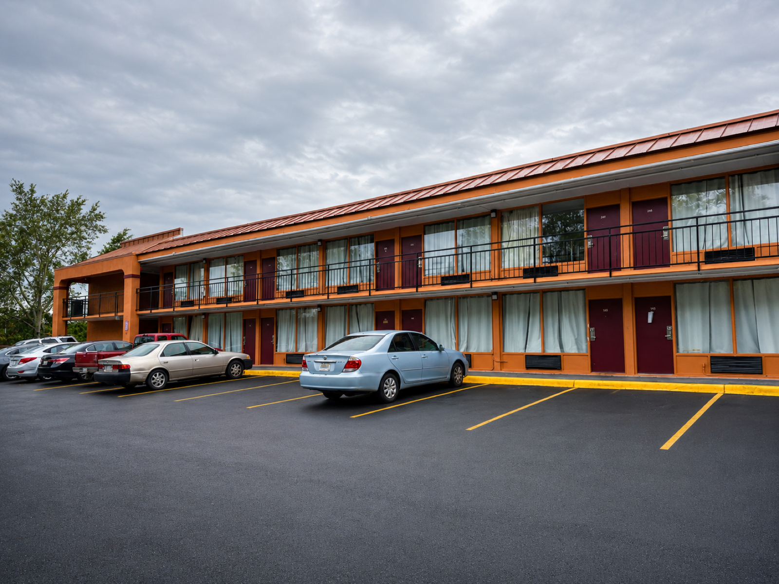 Studio Lodge of Macon side exterior