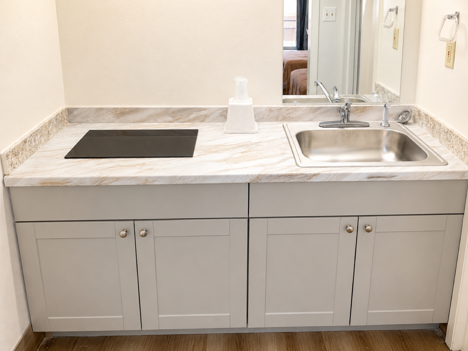 Studio Lodge of Macon kitchenette
