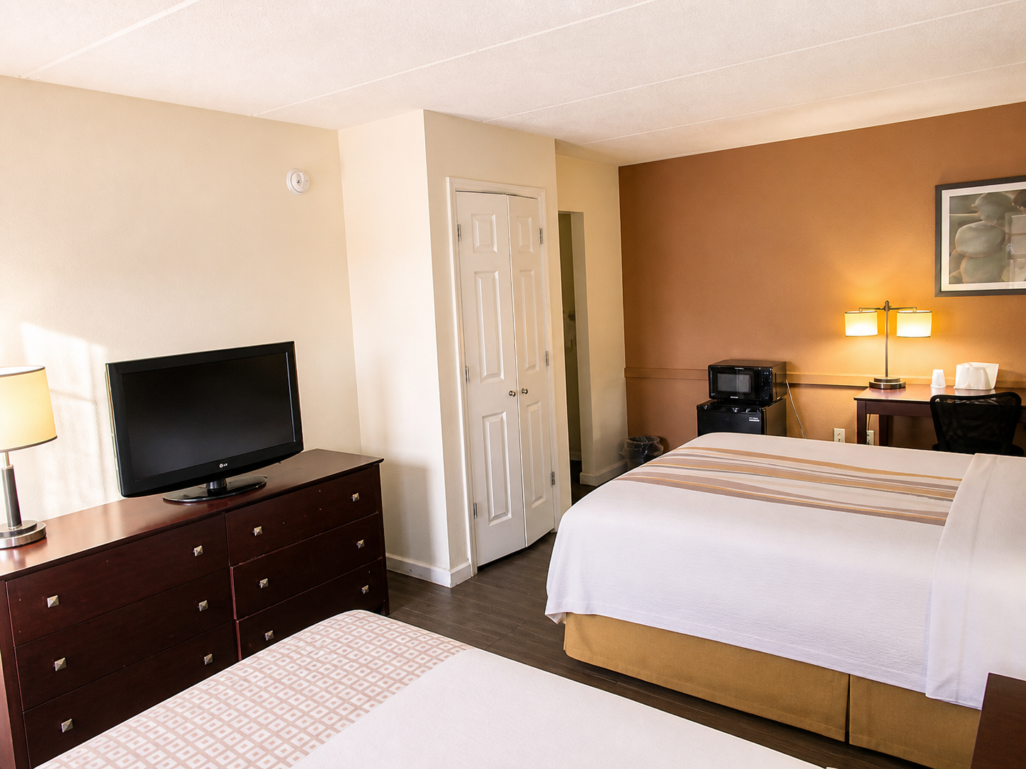Montgomery double room with television and dresser