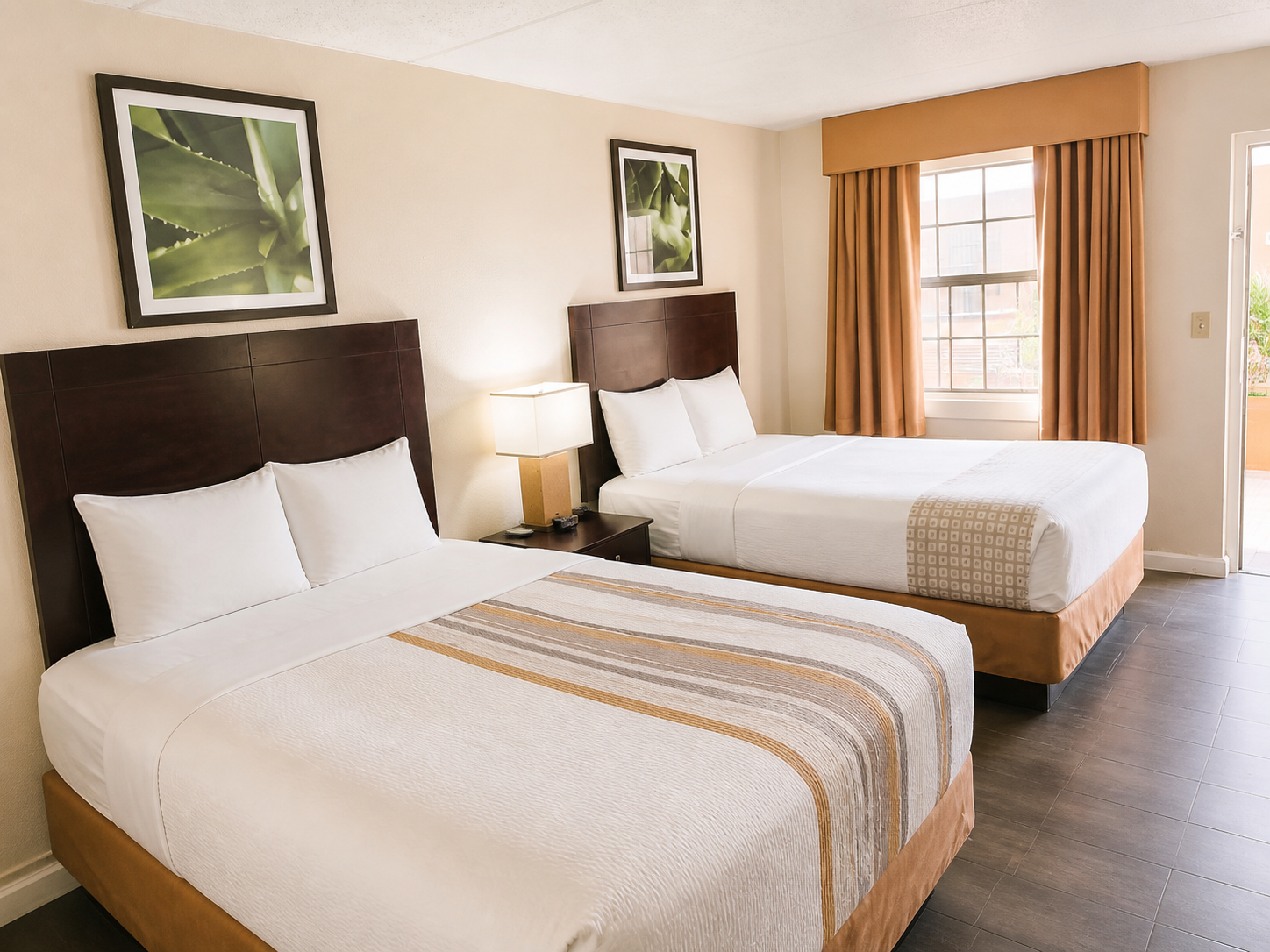 Montgomery double room with two beds and window