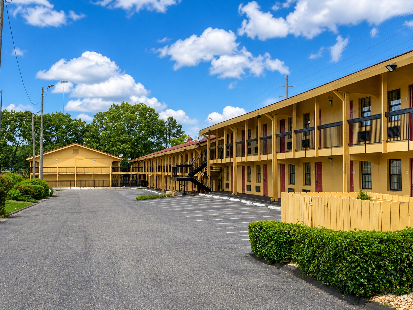 Studio Lodge Montgomery exterior courtyard and parking
