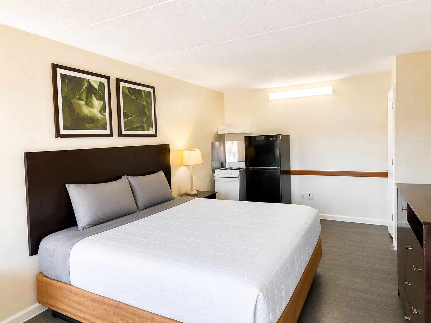 Montgomery king room with kitchenette in the background