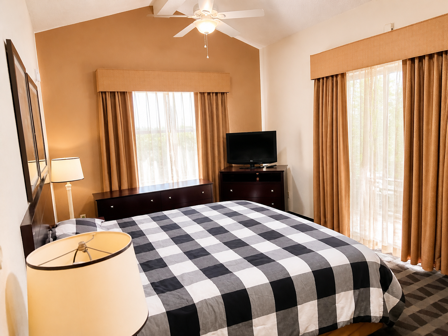 Montgomery king room with ceiling fan and television
