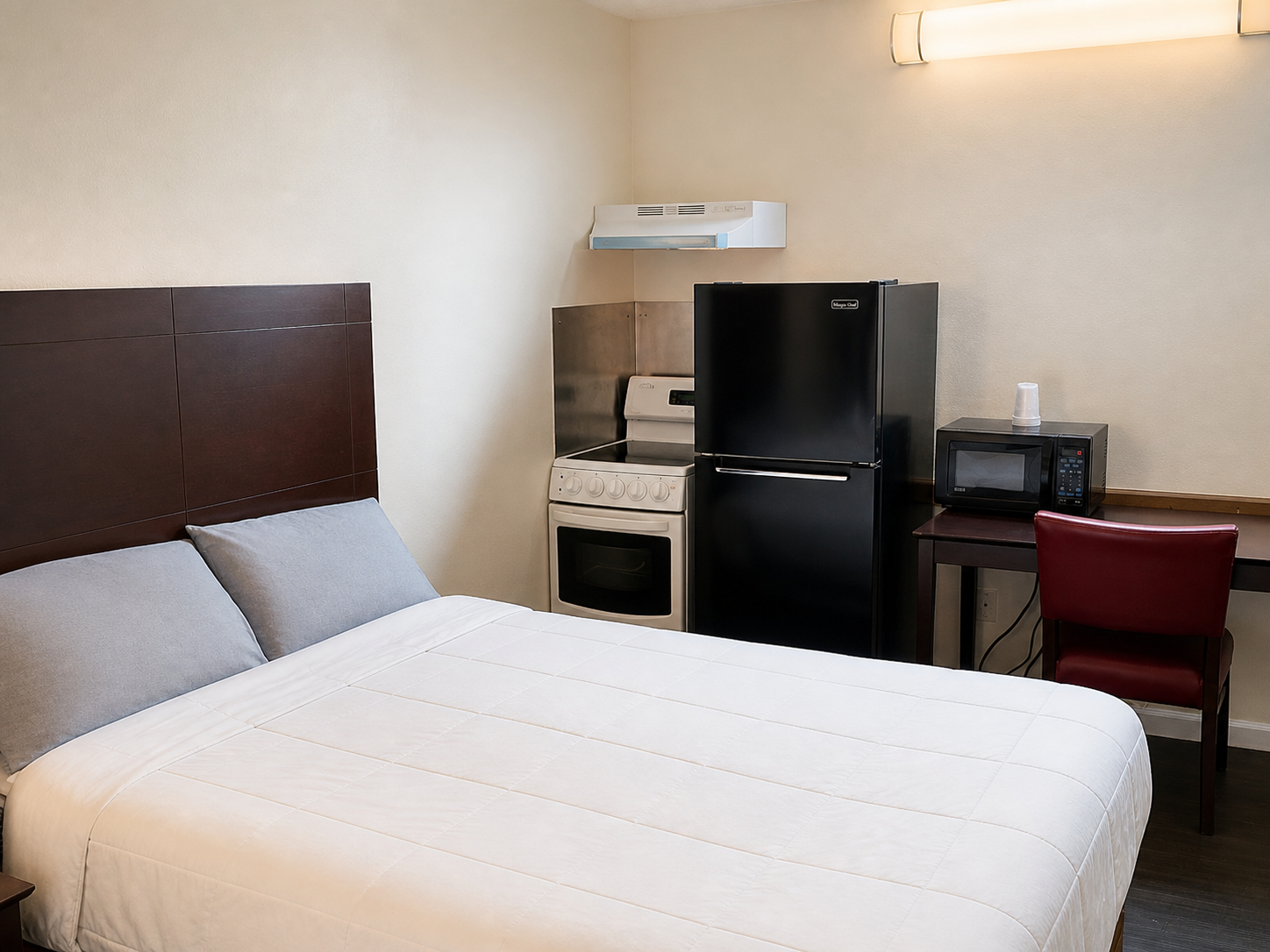 Montgomery queen room with stove, full-size refrigerator, microwave, and desk