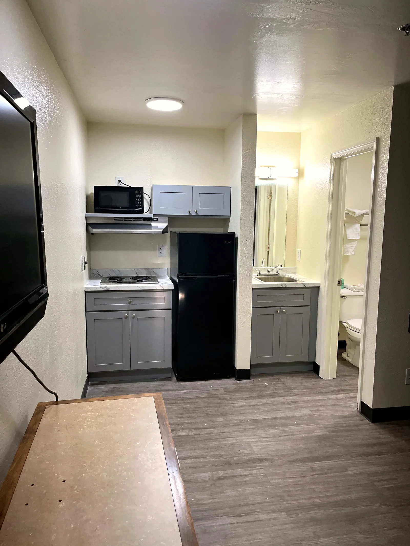 Savannah room kitchenette and bathroom entry