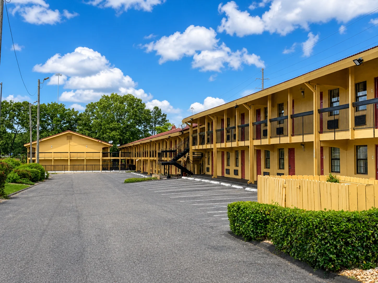 Studio Lodge Montgomery exterior courtyard and parking