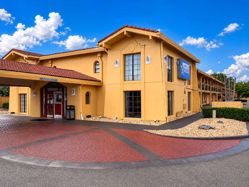 Studio Lodge Montgomery exterior