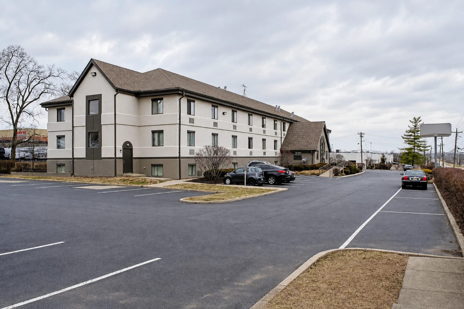 Wide exterior parking view of Studio Lodge Cincinnati Springdale
