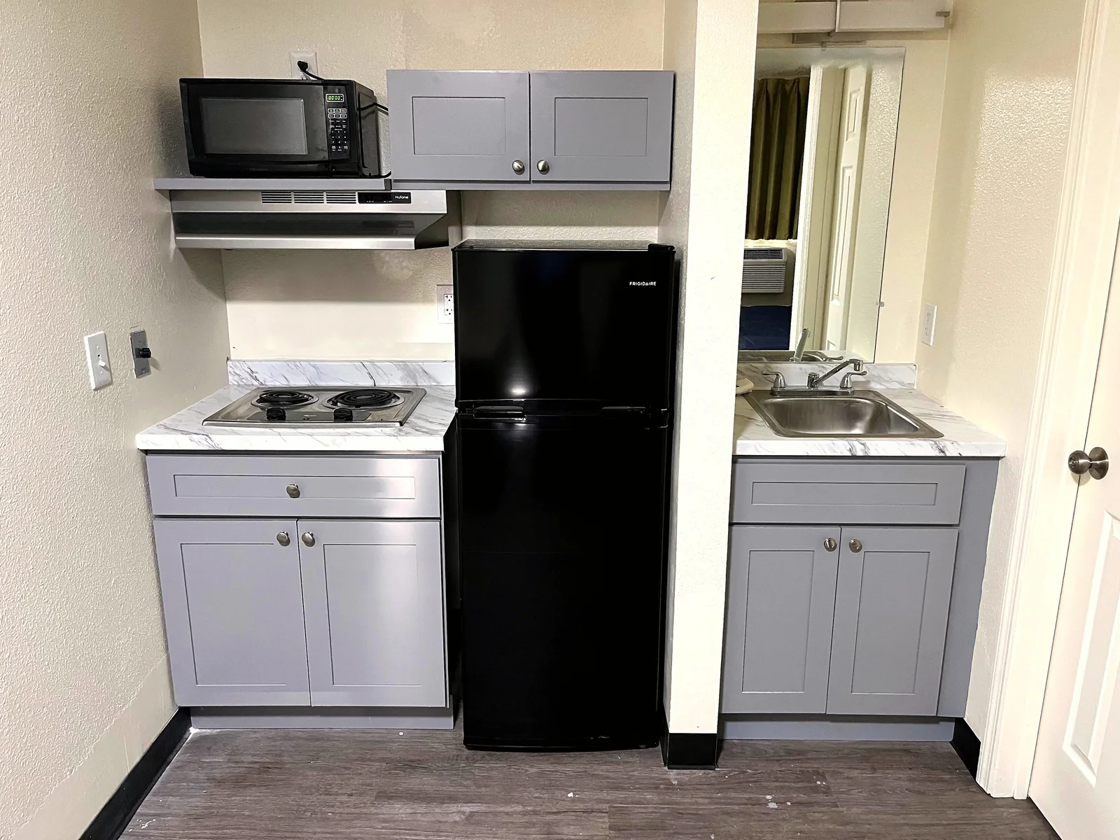 Savannah kitchenette with refrigerator, cooktop, and sink