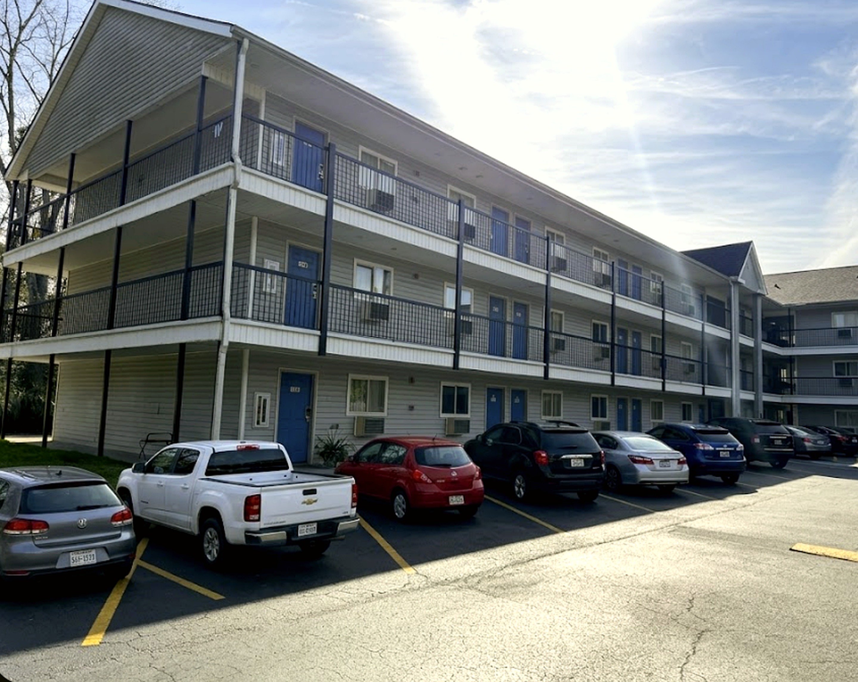 Studio Lodge Savannah side exterior and parking area