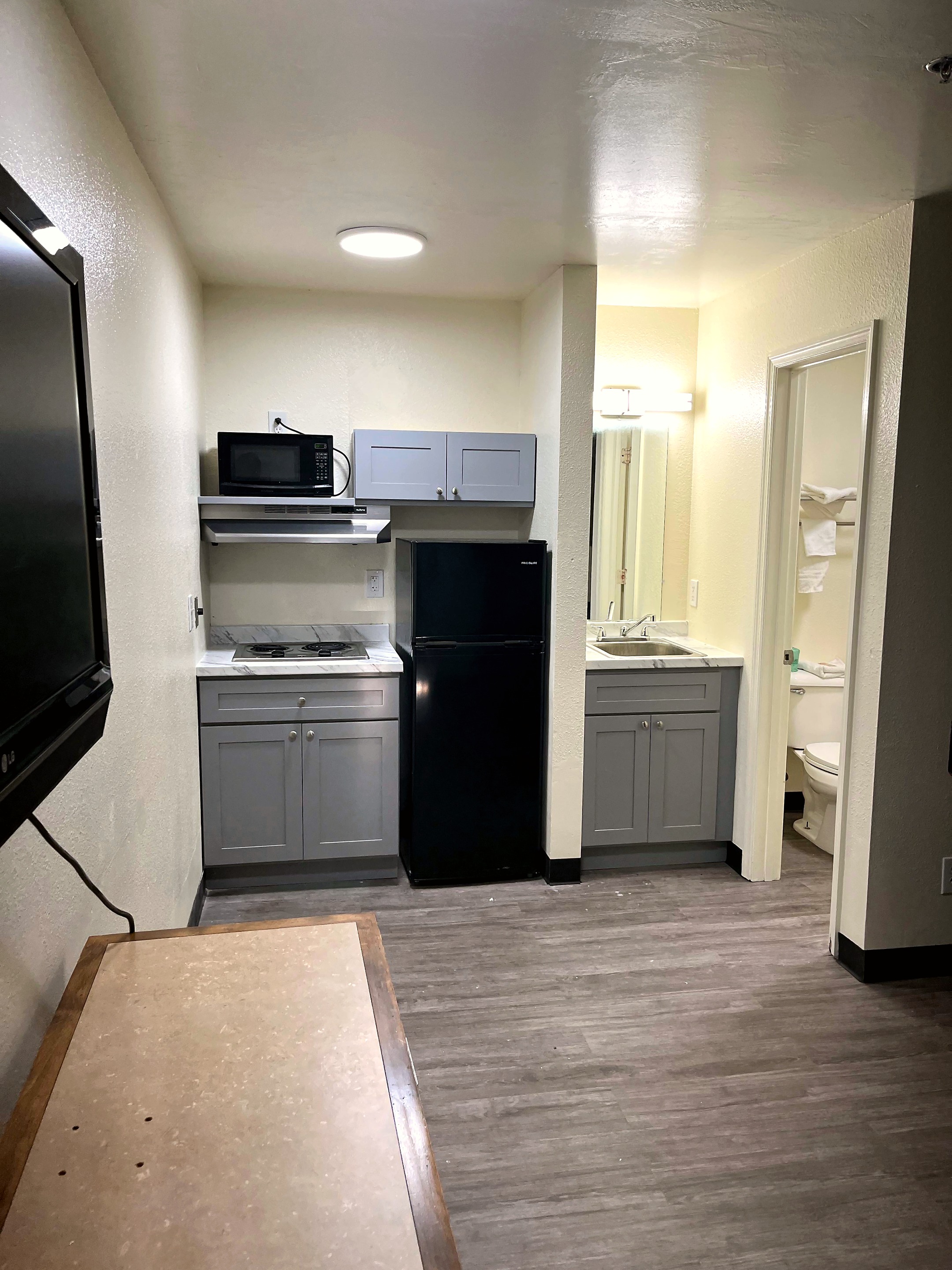 Savannah room kitchenette and bathroom entry