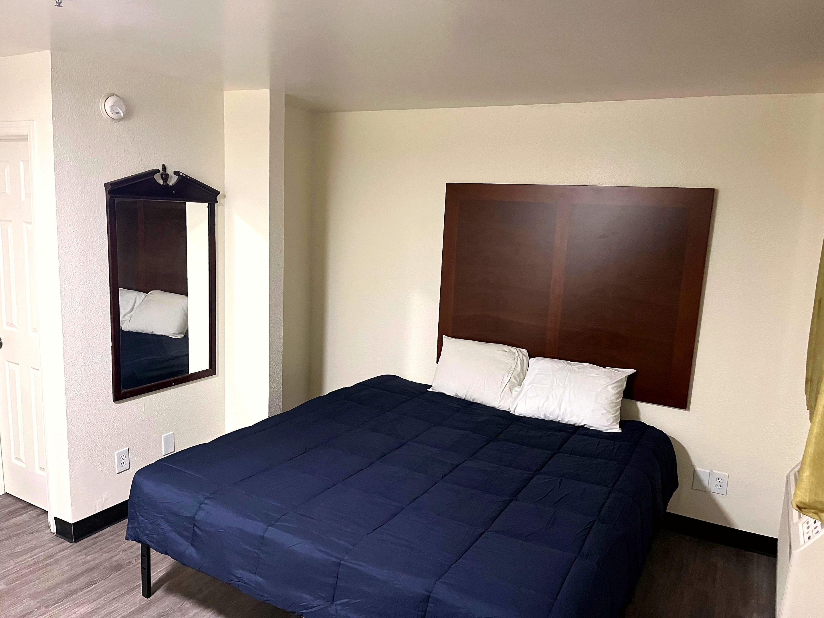 Savannah queen room with entry door