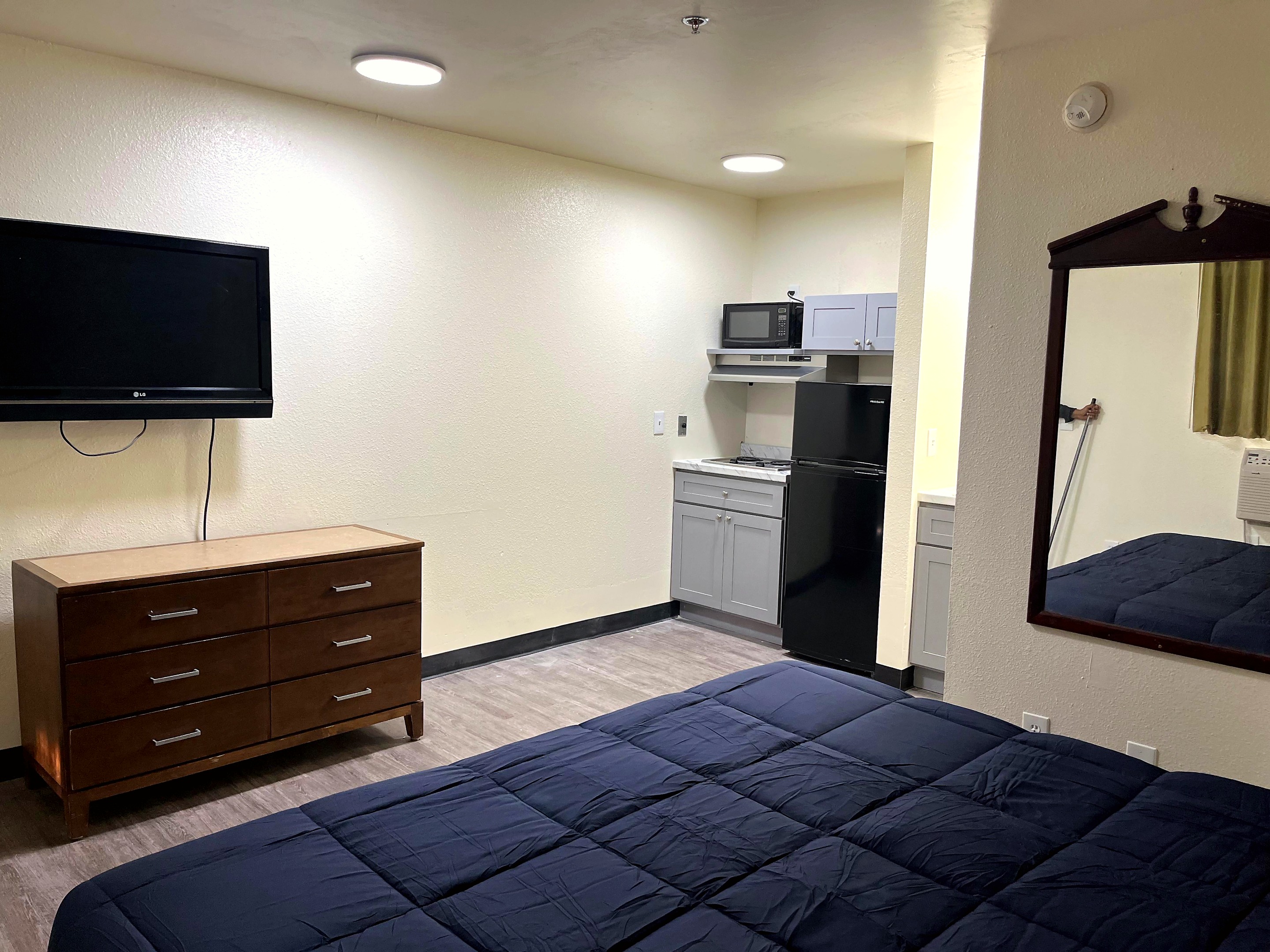 Savannah queen bed and wall mirror