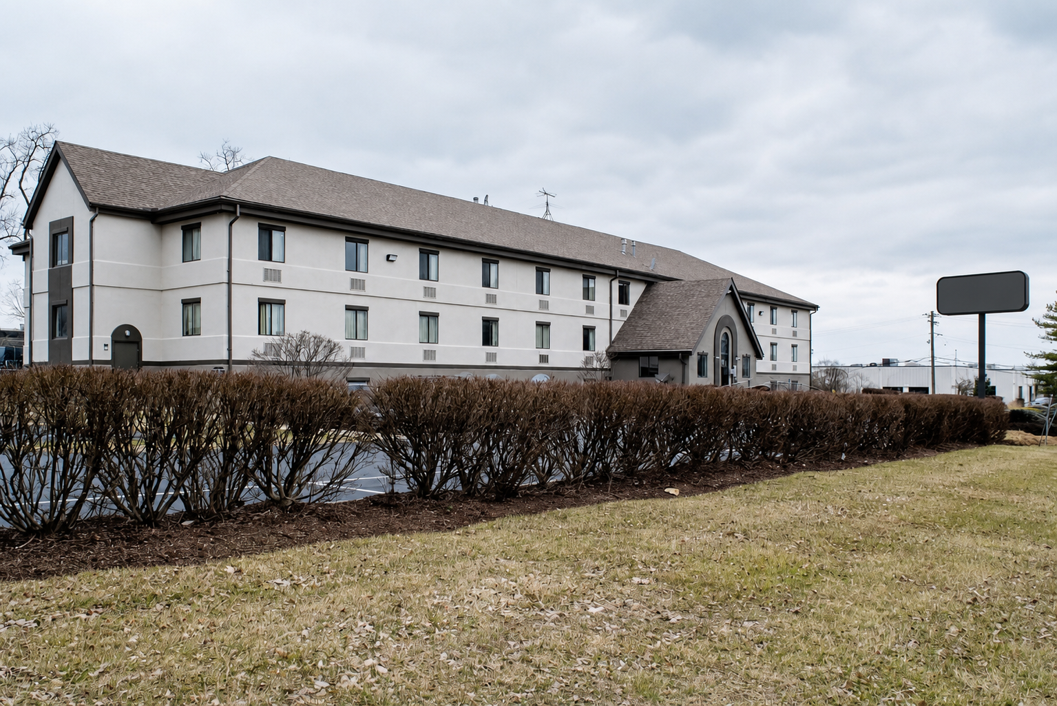 Side exterior view of Studio Lodge Cincinnati Springdale