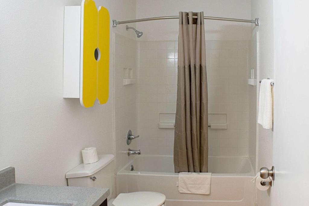 Springdale guest bathroom with shower and tub