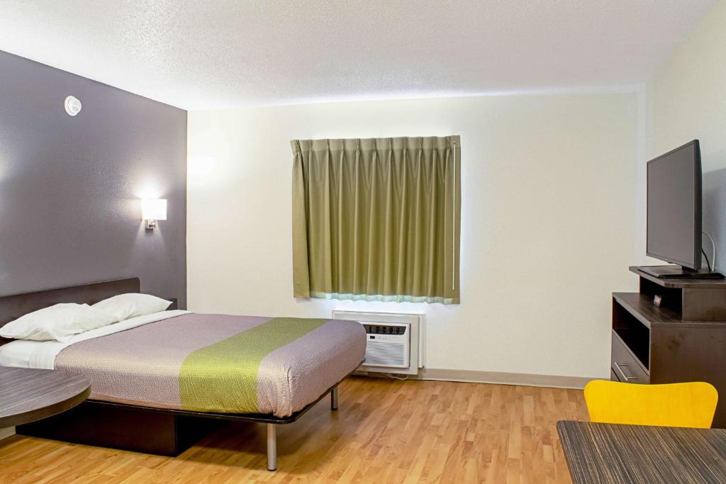 Springdale queen room with television and table